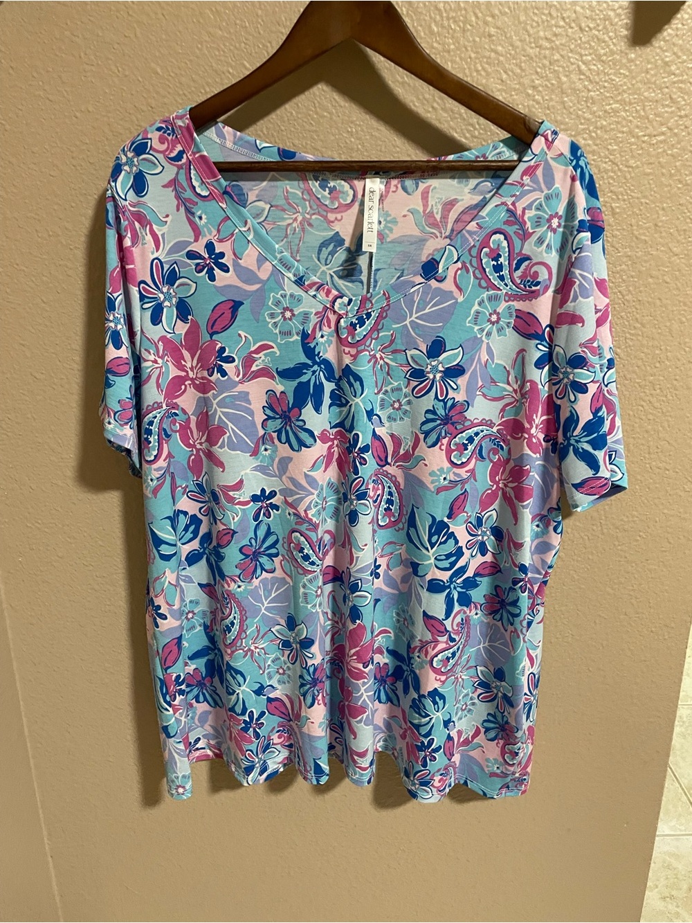 Dear Scarlett Floral V-Neck Short Sleeve Top in Pink & Blue